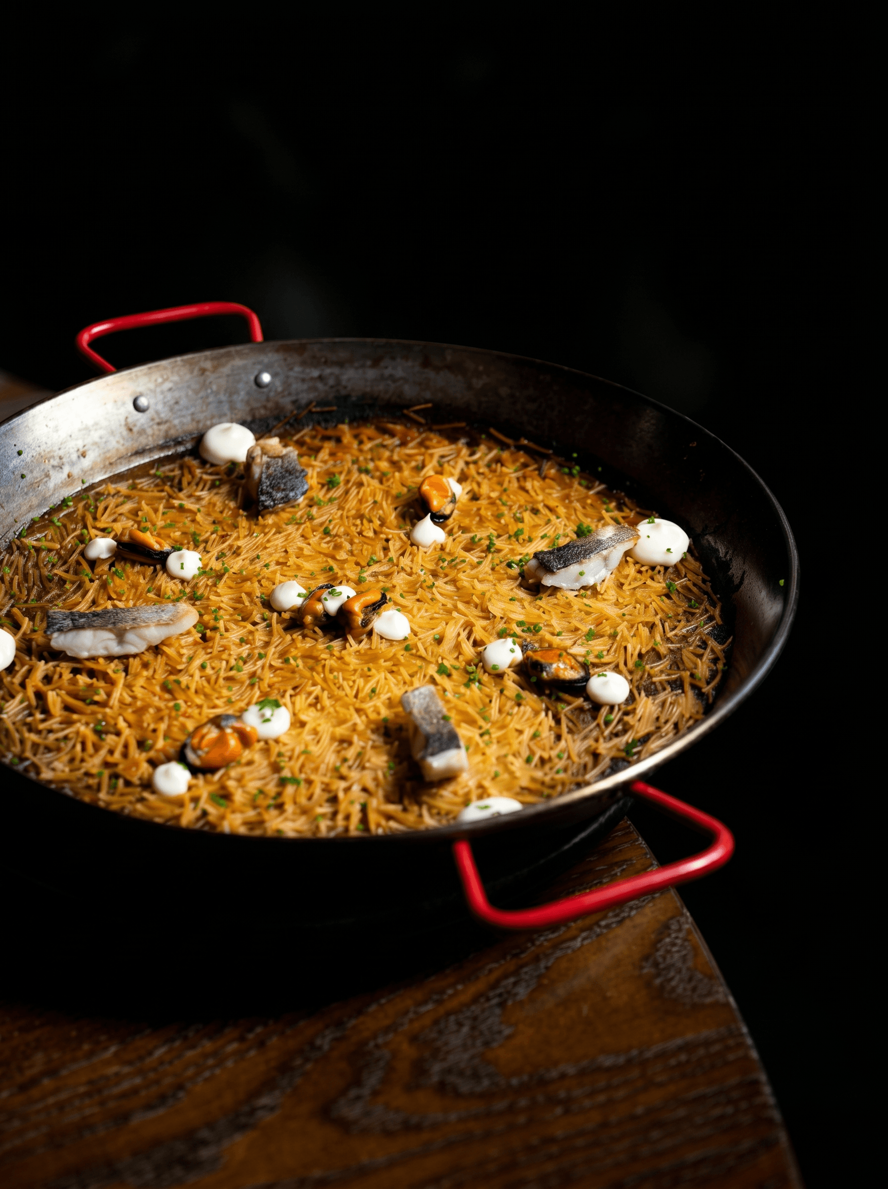 Fideuá with mussels, fish fillets and dots of aioli · Acontramar, La Herradura