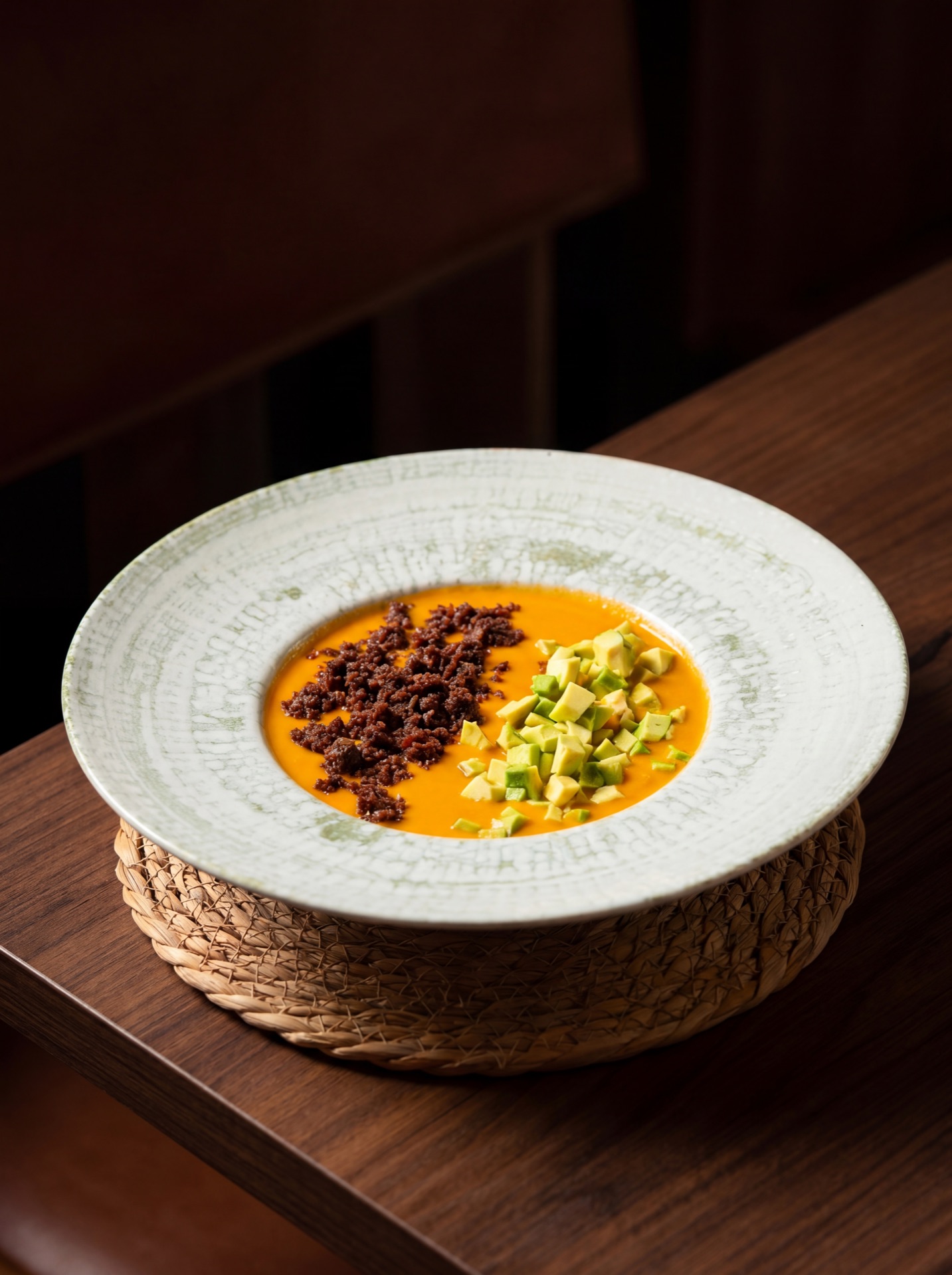 Crema de tomate con aguacate y vinagreta
