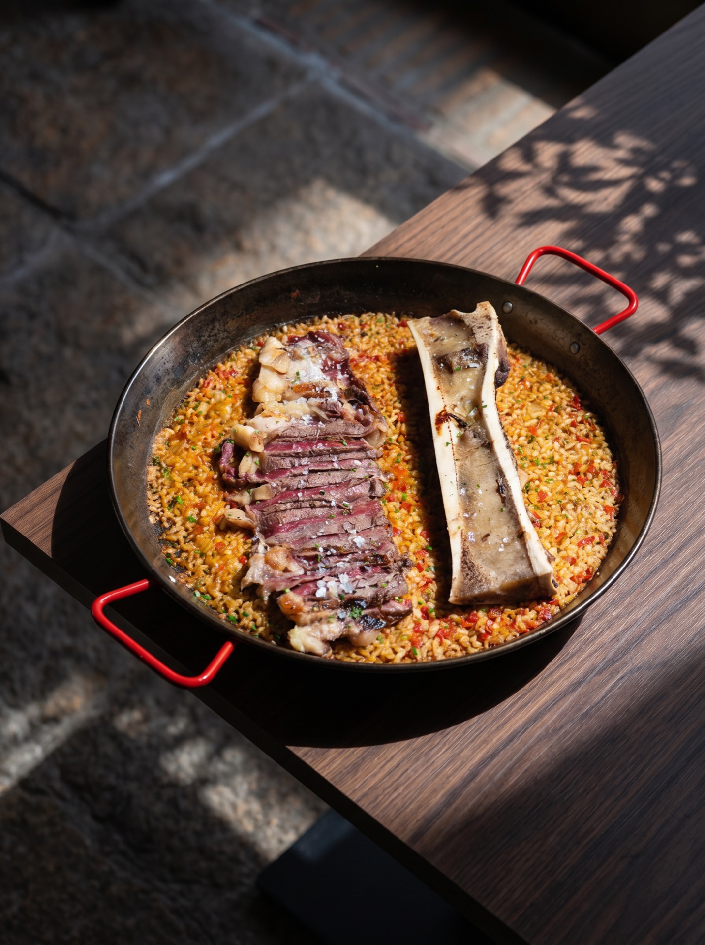 Brasa con leña de olivo en parrilla vasca y horno Josper