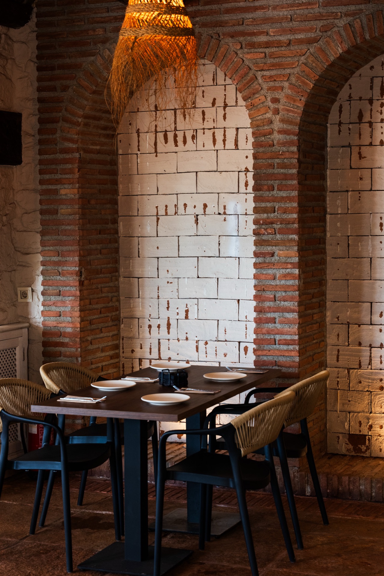 Arcos de ladrillo rojo en zona privada