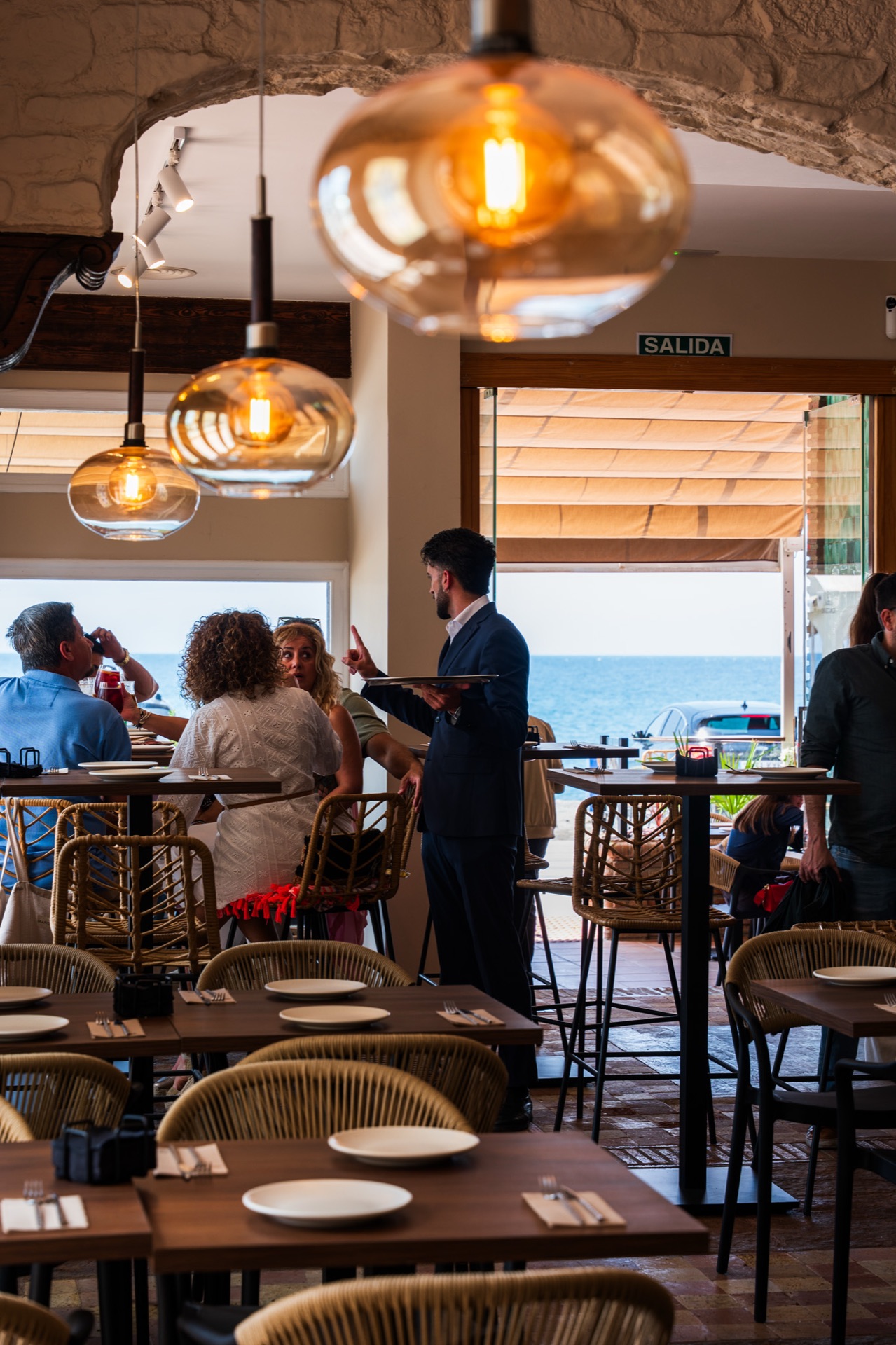 Bar y barra de vinos de Acontramar