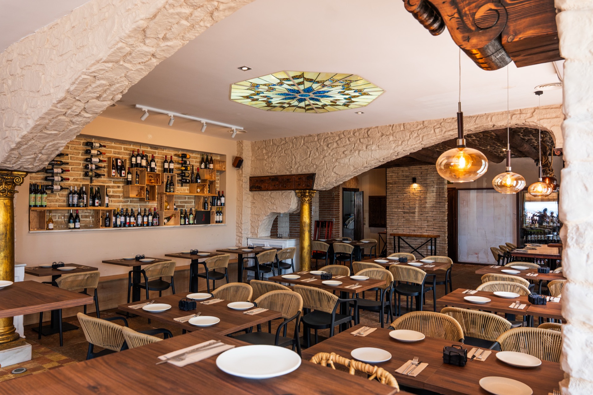 Barra de vinos y sala de Acontramar, La Herradura